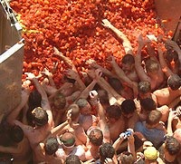Все красное. В испанском Буньоле прошел традиционный праздник помидоров